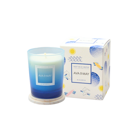 Lumânare AVA & MAY Algarve, Deep Blue Water 180g – Parfum marin proaspăt și calmant pentru orice încăpere