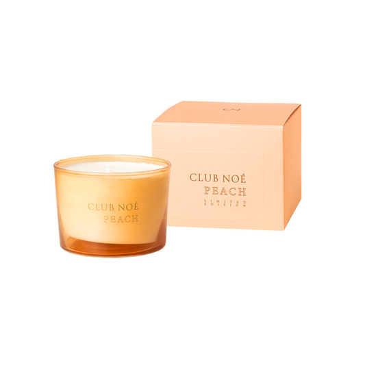 Lumânare parfumată AVA & MAY CLUB NOÉ Peach 150g cu arome de piersică, vanilie și accente florale